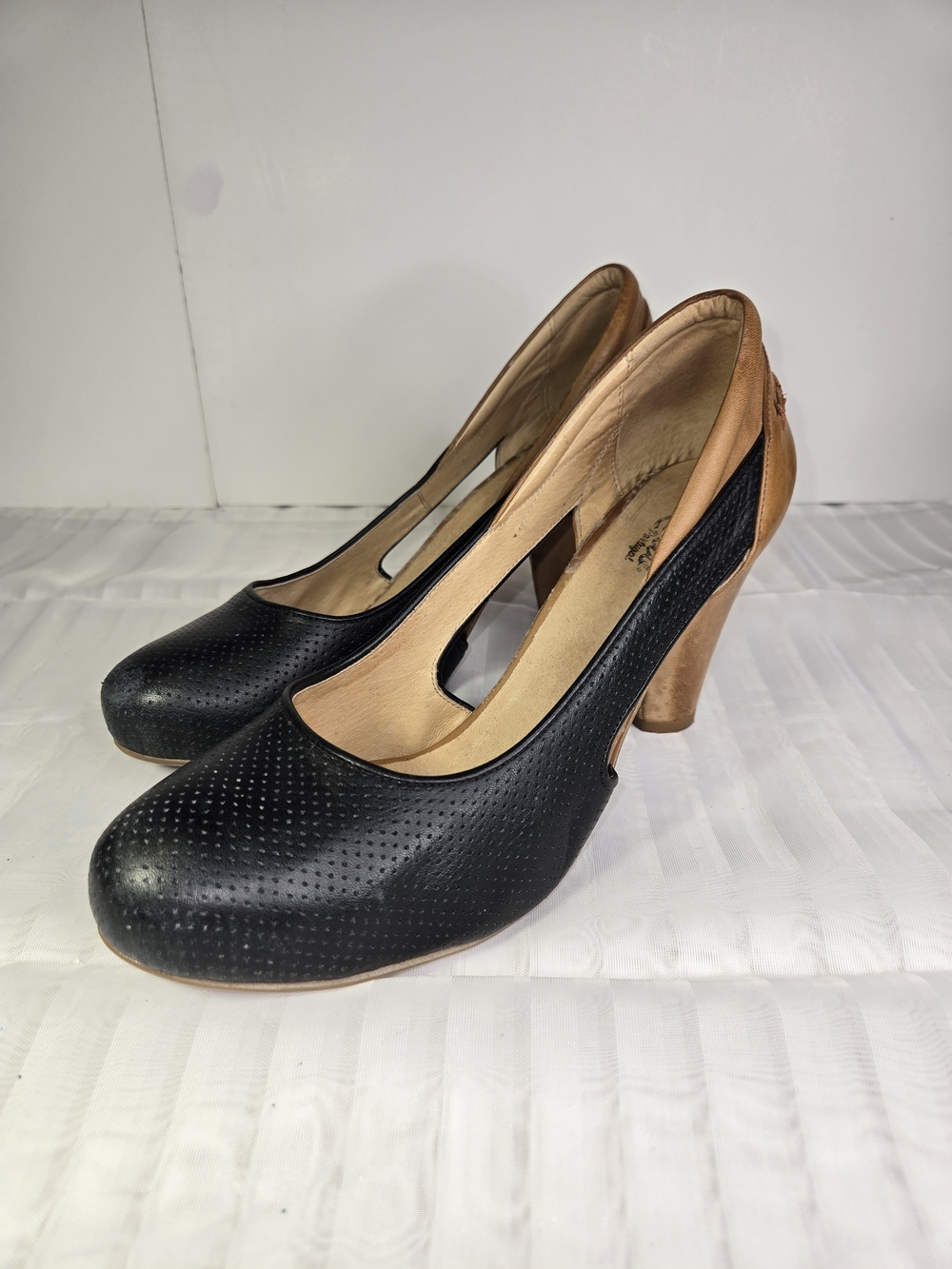 Lirio Portugal Women's Black and Tan Two-Tone Mid Heel Pumps